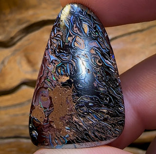 54,9 carats - Opale boulder tribale du Queensland. Pierre de fer foncée