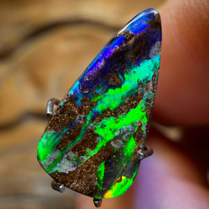2.1cts - Awesome ! Queensland Boulder Seam Opal. Australian Opal