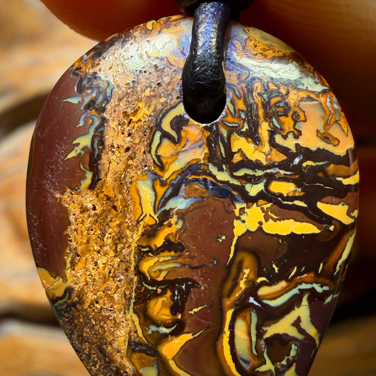 28 x 20 mm – Gebohrte Stammes-Queensland-Boulder-Opal-Halskette