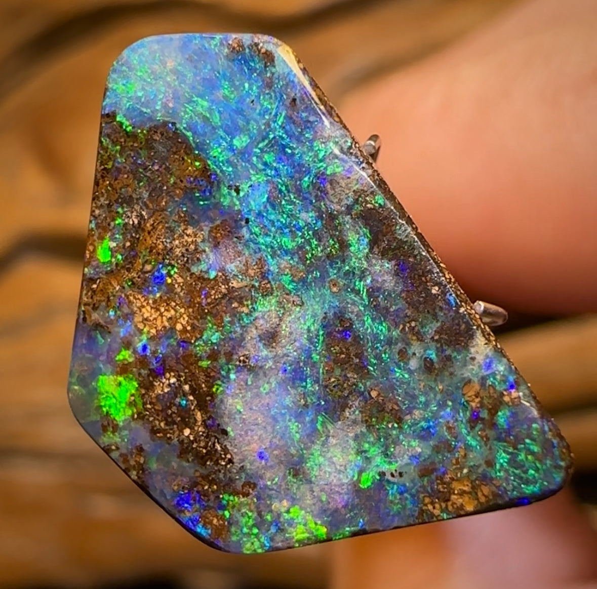 10.3cts - Queensland Boulder Seam Opal. Reef Pattern