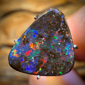 3.2cts - Queensland Boulder Seam Opal. Australischer Opal