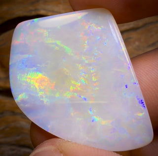 44,8 cts - Grande opale blanche olympique d'Australie-Méridionale