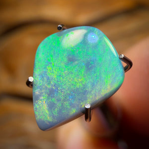 1,5 ct – Dunkler Opal aus Lightning Ridge