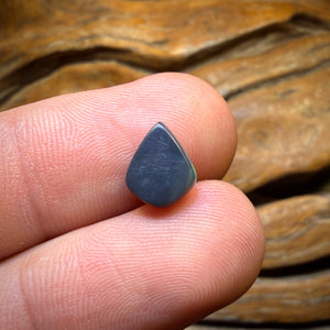 1,5 ct – Dunkler Opal aus Lightning Ridge