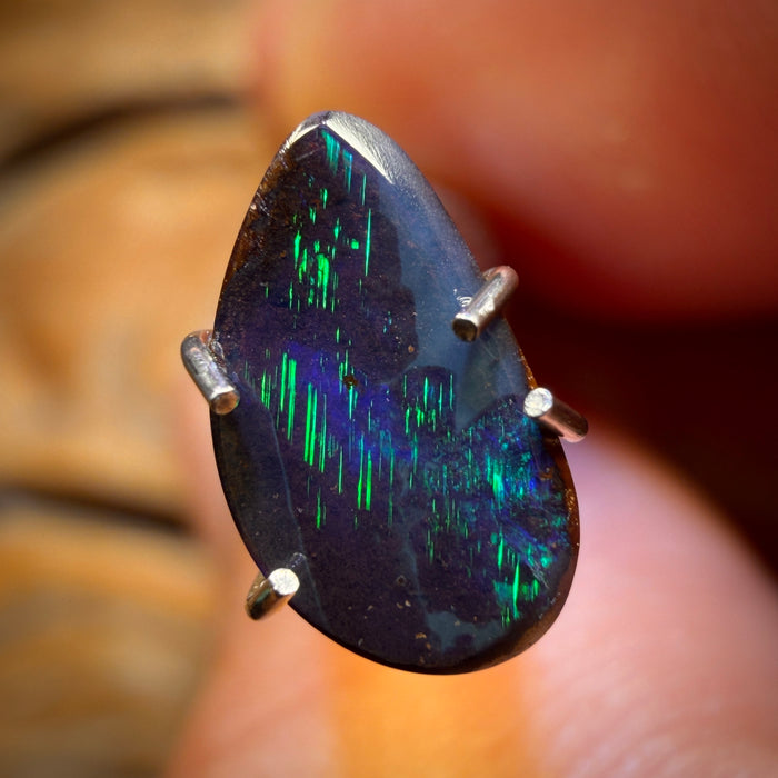 Auktion lose 1.05cts – „Star Fire“ Queensland Black Boulder Seam Opal