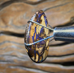 8,6 carats - Opale Boulder violette tribale du Queensland, une excellente affaire, de Yowah