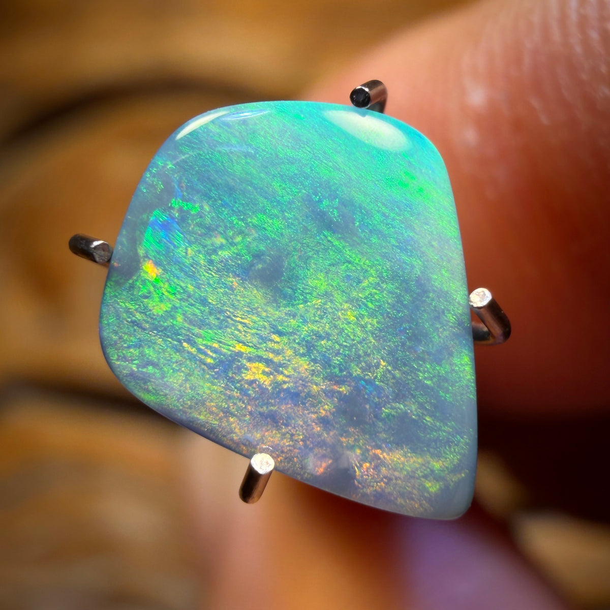 1,5 ct – Dunkler Opal aus Lightning Ridge