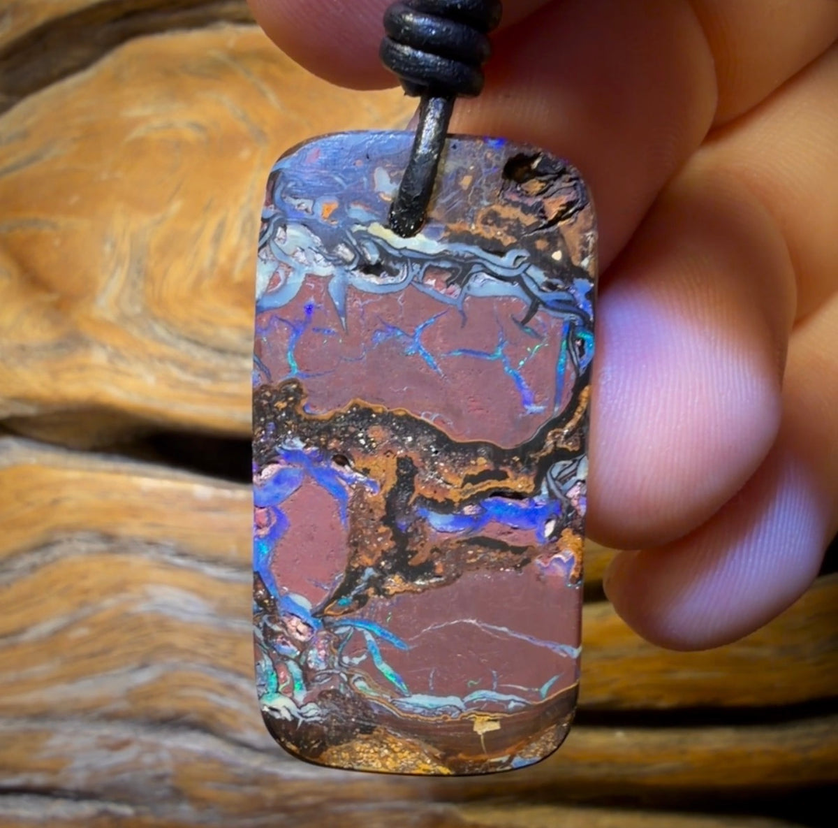 37 x 19 mm – Gebohrte Stammes-Opal-Halskette aus Queensland-Boulderopal