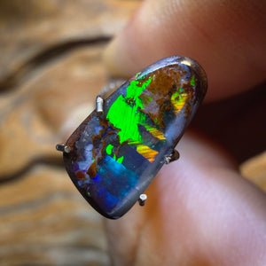 2,1 Karat – Queensland Boulder-Opal aus Yowah. Metallische Farbe
