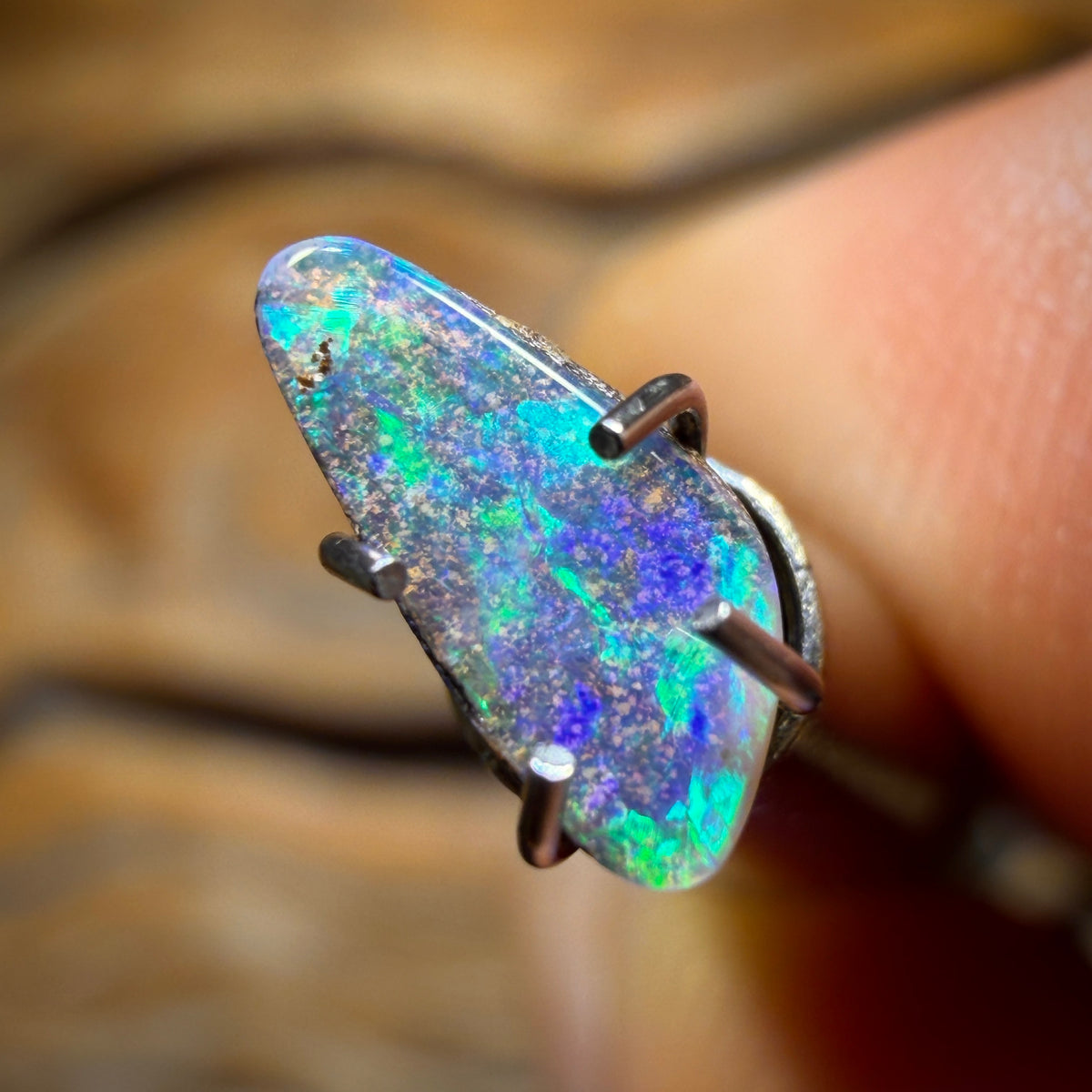 🔨 AUCTION 🔨 No Reserve 0.25cts - Small but Sweet Australian Boulder Seam Opal from Queensland