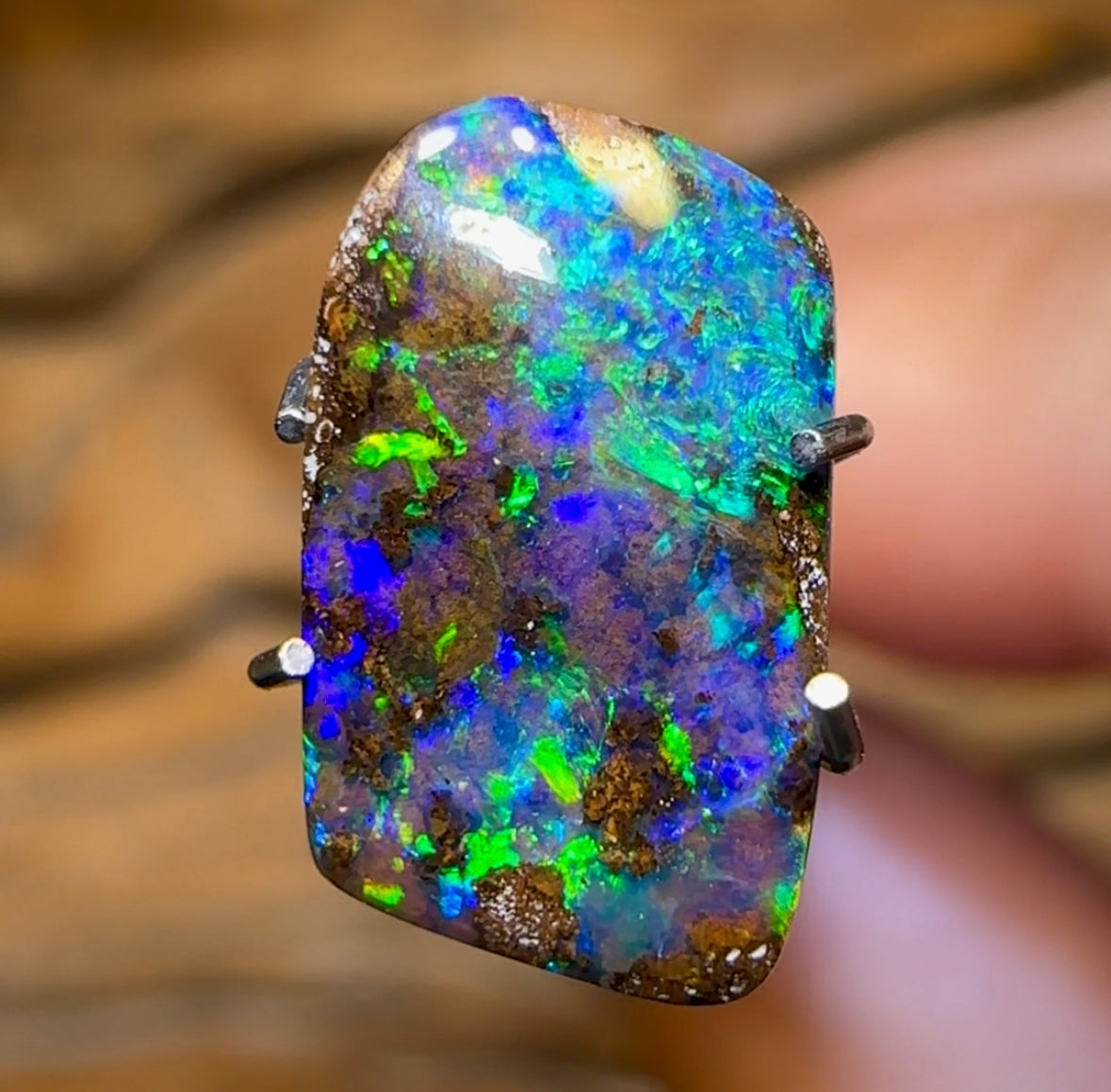2.4cts - Winton Seam Opal. Australian Opal - Opal Whisperers