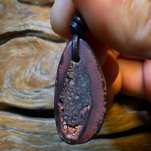 33 x 17 mm – Gebohrte Halskette aus Queensland Boulder Opal (Tribal-Stil)