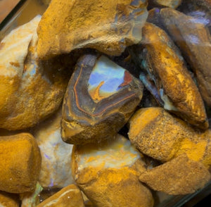 640 Karat – Glas mit Yowah-Nussopal-Rohmaterial und fossilem Opal