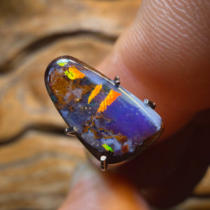 2,1 Karat – Queensland Boulder-Opal aus Yowah. Metallische Farbe
