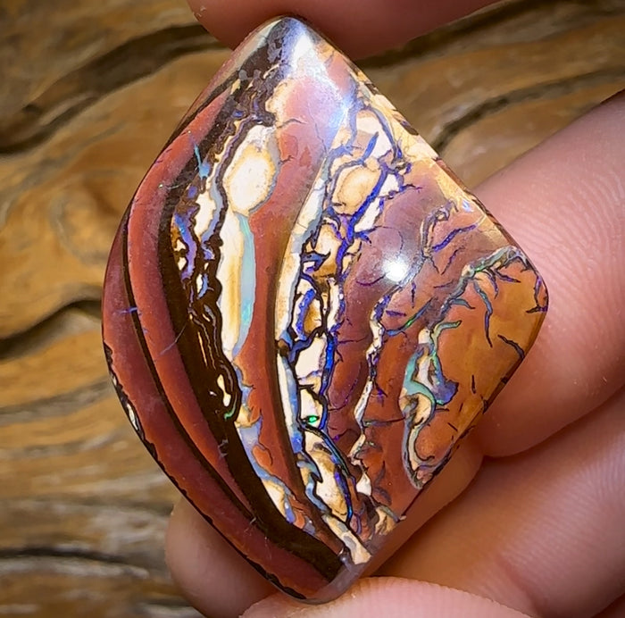 78,1 ct – Tribal Queensland Boulder Opal. Tribal-Landschaftsmuster!