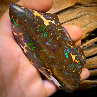 Opale boulder massive du Queensland, 620,5 ct, polie. Anneau à bulles.