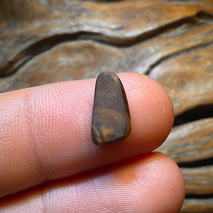 2,1 Karat – Queensland Boulder-Opal aus Yowah. Metallische Farbe