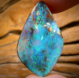 29.9cts - “Reef and Rocks” Gem Queensland Boulder Seam Opal. Reef Pattern!
