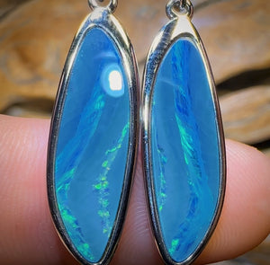 Ohrhaken aus Sterlingsilber mit australischem Boulder-Opal-Doublet