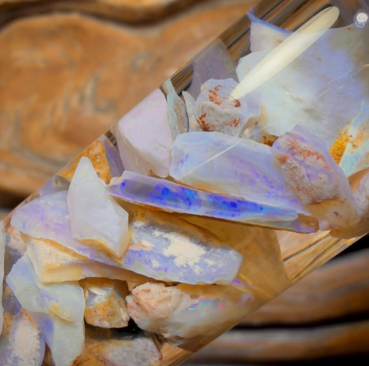 111,2 ct – Opalfläschchen aus Lightning Ridge