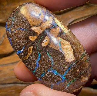 137,6 ct – Queensland Boulder Seam Opal aus Winton. Beidseitig geschliffen.