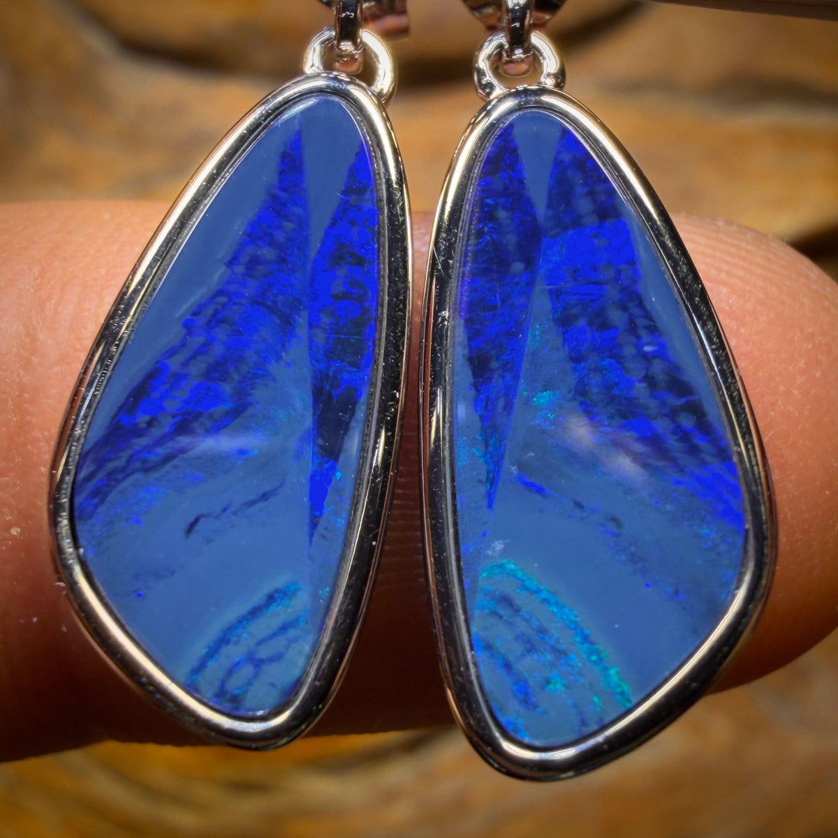 Große Ohrstecker aus Sterlingsilber mit australischem Boulder-Opal-Doublet