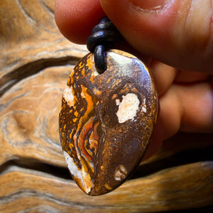 31 x 23 mm – Gebohrte Tribal Queensland Boulder Opal Halskette