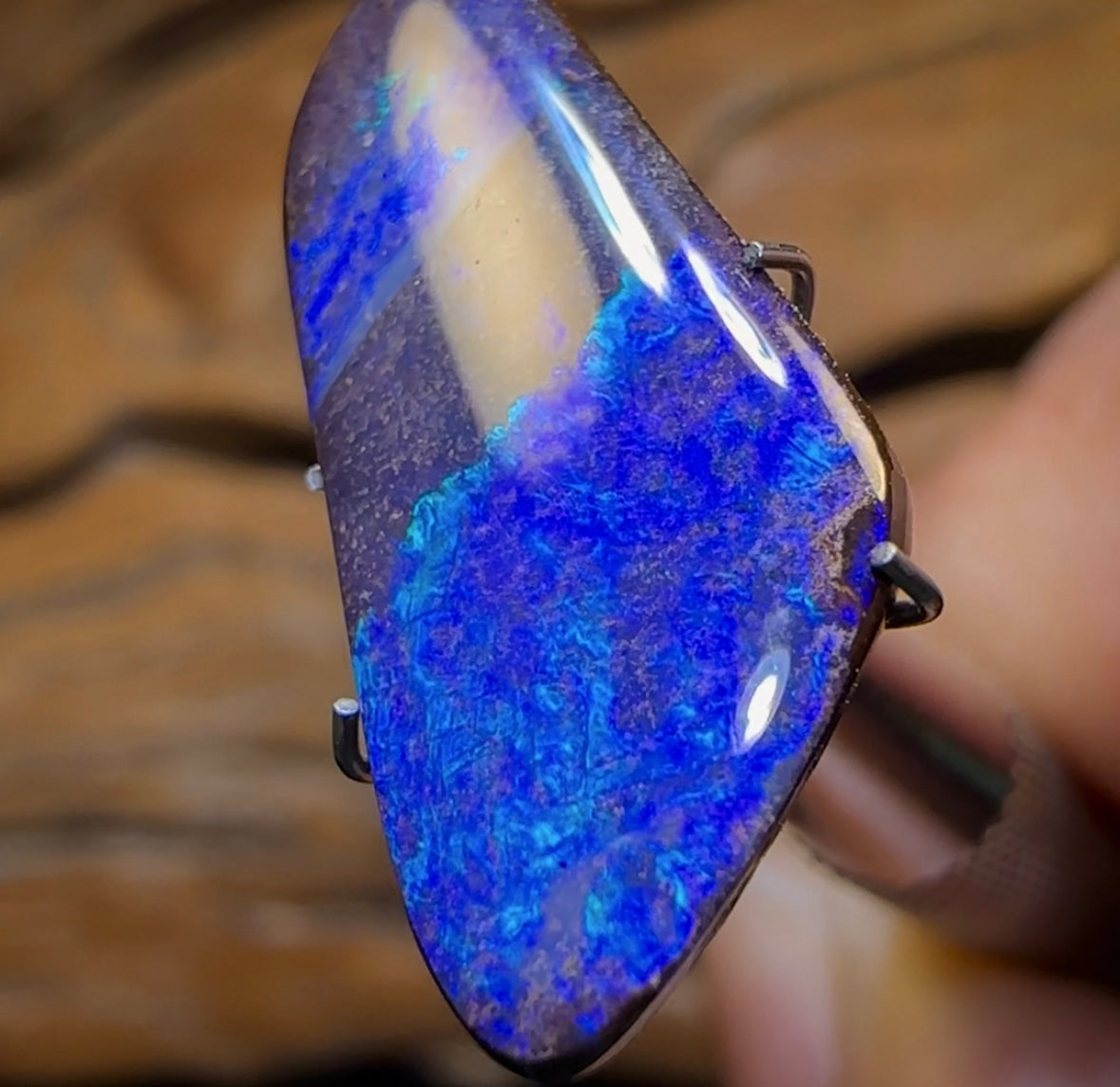 7.3cts - “Electric Purple”Queensland Boulder Seam Opal