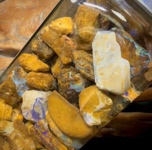 640 Karat – Glas mit Yowah-Nussopal-Rohmaterial und fossilem Opal