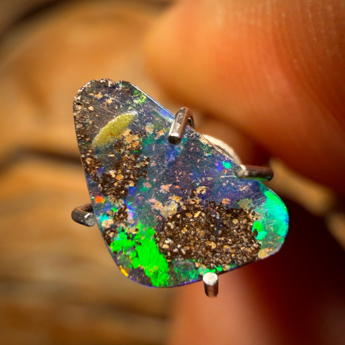 0.95cts - Queensland Boulder Seam Opal from Winton