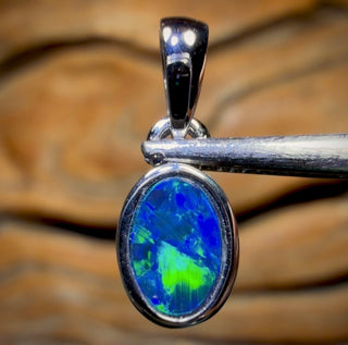 14 Karat Weißgold – Queensland Boulder Opal-Doublet-Anhänger zum Bestpreis