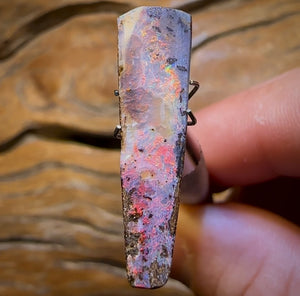 7.6cts - “Red Flash Family”Queensland Boulder Seam Opal