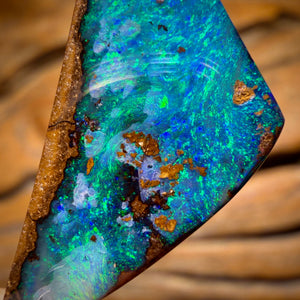 18.4cts - Top Reef Pattern Queensland Boulder Seam Opal