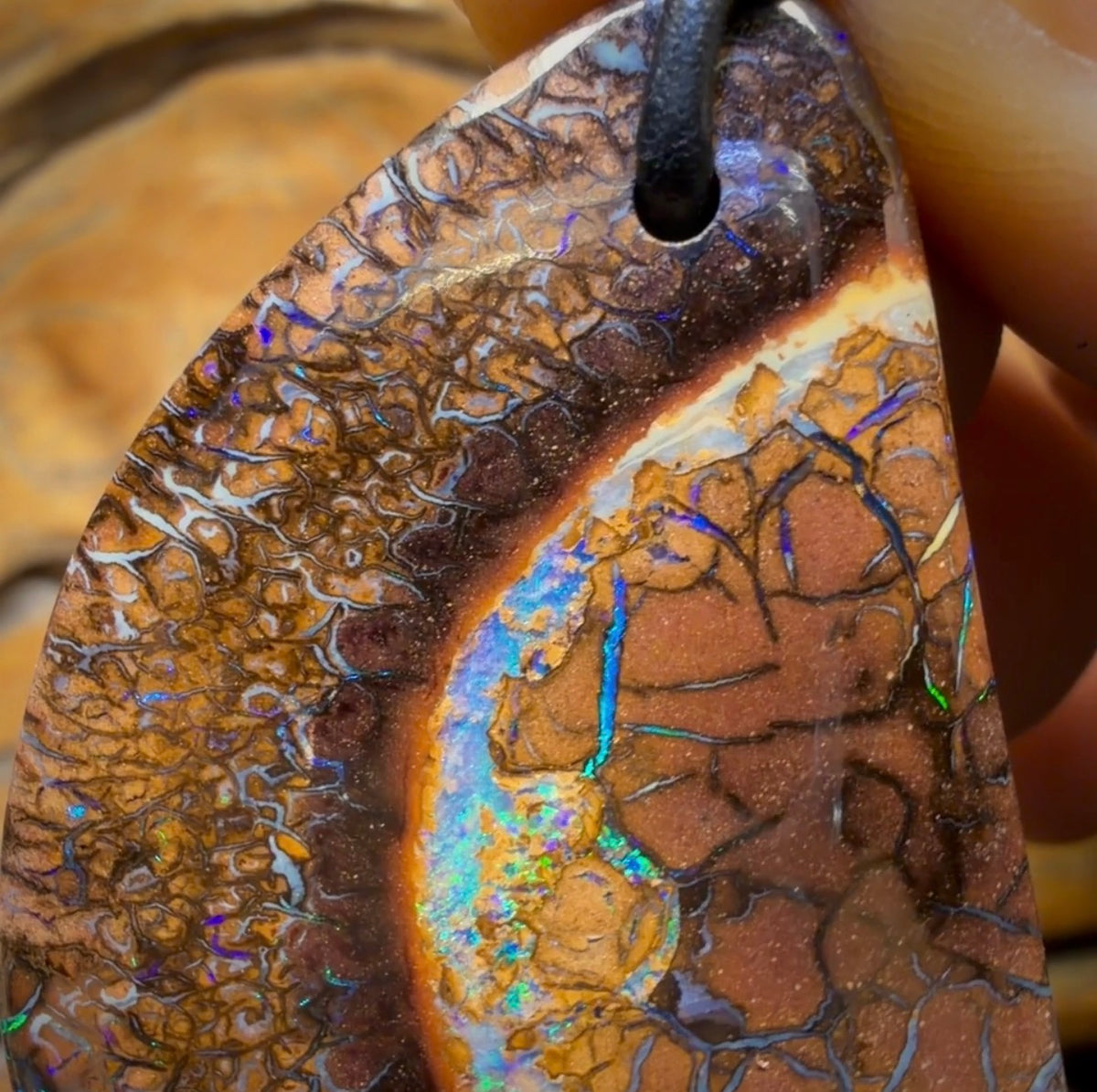 Collier en opale boulder du Queensland, style tribal, percé, 44 x 32 mm