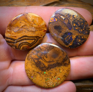 🔒 76,2 cts - 3 opales australiennes tribales de type boulder. Colis pour grossistes.