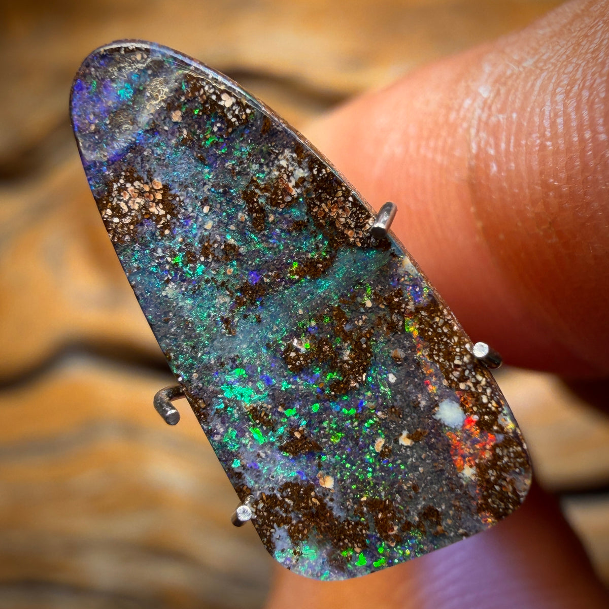 2.4cts - Queensland Boulder Seam Opal. Reef Pattern