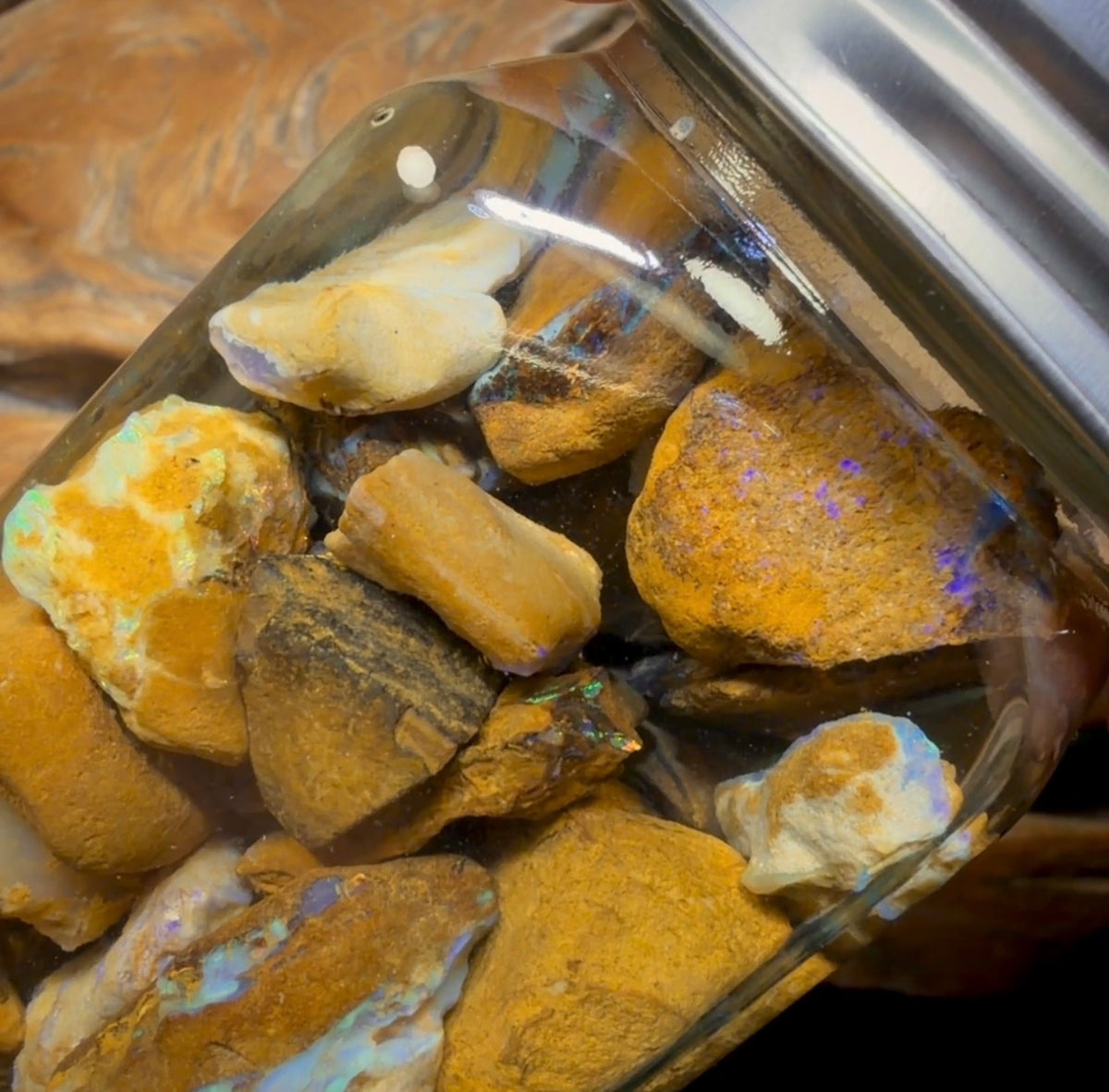 640 Karat – Glas mit Yowah-Nussopal-Rohmaterial und fossilem Opal