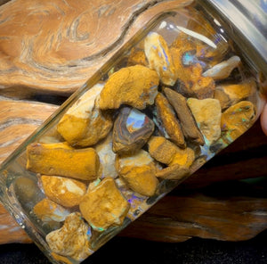 640 Karat – Glas mit Yowah-Nussopal-Rohmaterial und fossilem Opal