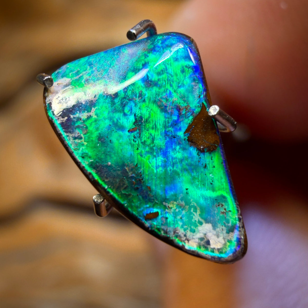 1.6cts - Green Broad Flash Full Face Australian Boulder Seam Opal