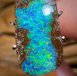 5.65cts - Queensland Boulder Seam Opal. Reef Pattern