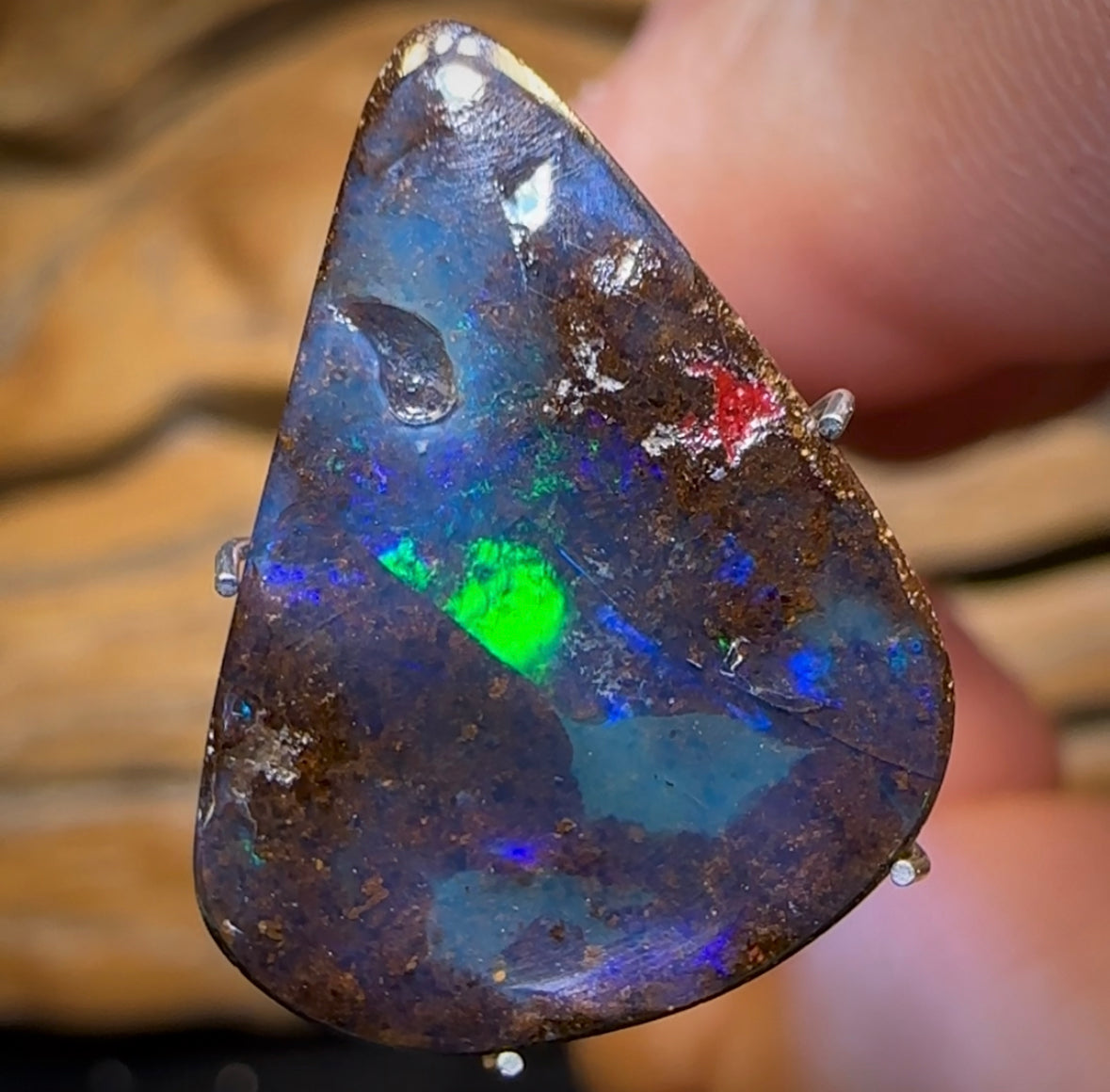 8.1cts - Queensland Black Boulder Seam Opal
