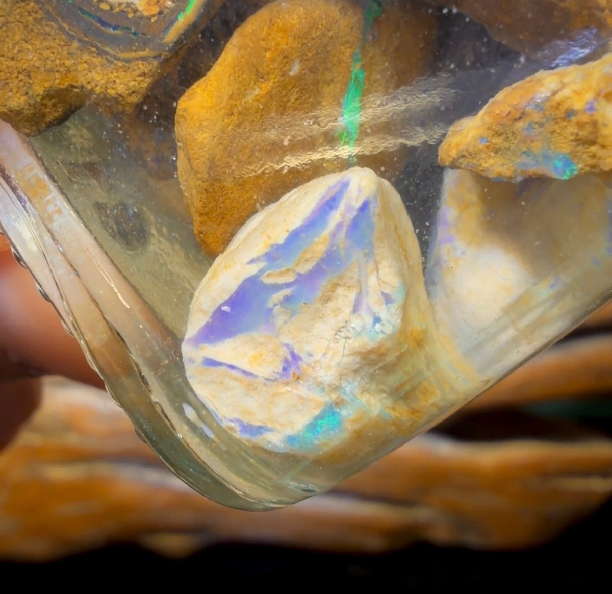 616,5 ct – Glas mit Yowah-Nussopal-Rohsteinen und fossilem Opal