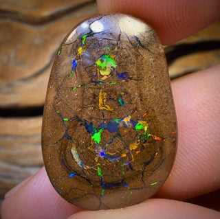 Opale boulder du Queensland, 40,5 ct. Formation en bandes bulles.