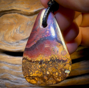 Pendentif en opale boulder percée (47 x 31 mm) avec cordon végan écologique.