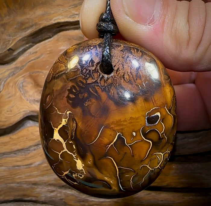 Auktion Schmuck 50 x 42mm - Tinal Flames Großer, gebohrter Boulderopal-Anhänger mit umweltfreundlichem, veganem Band