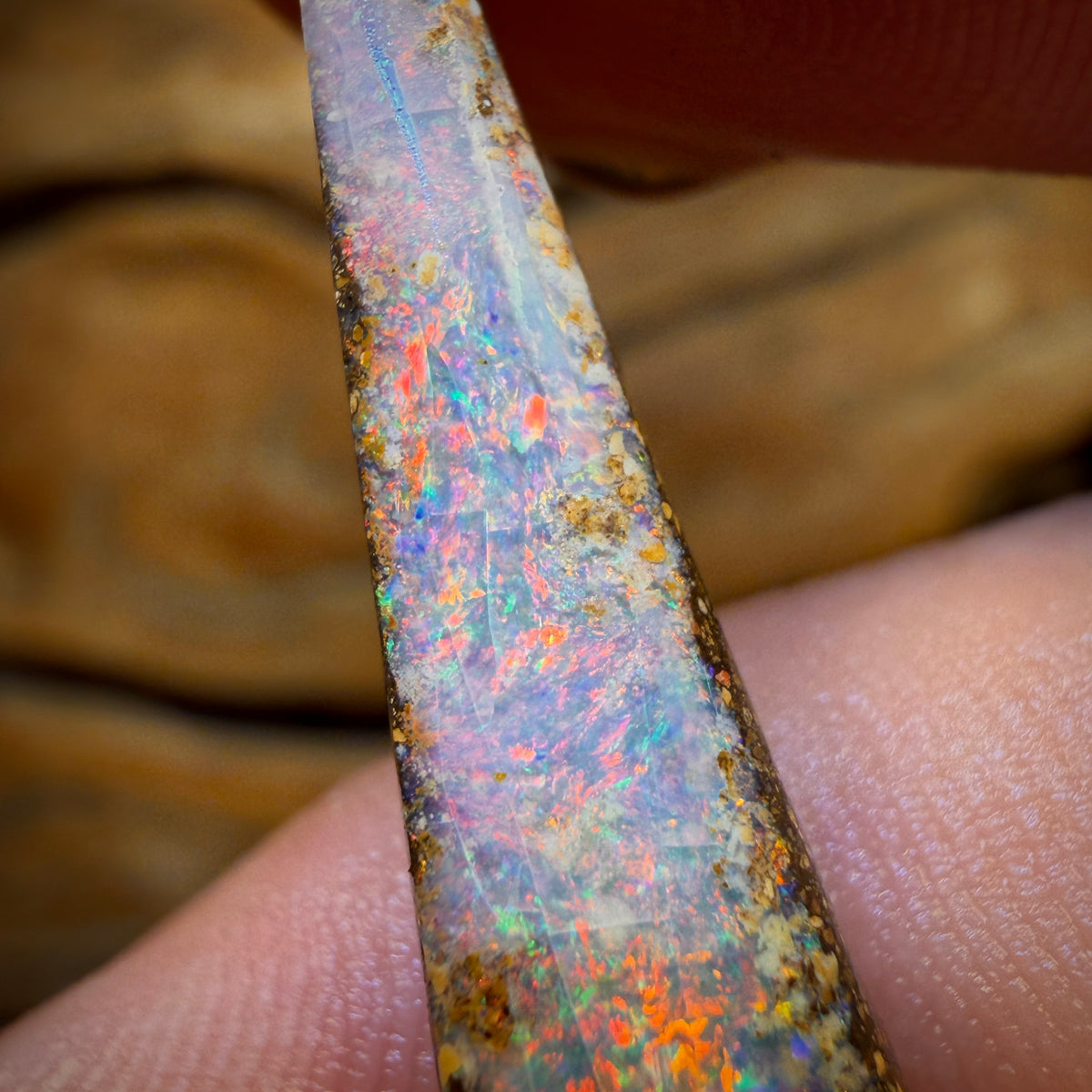Auktion 7,7 ct – Recutters Delight Queensland Boulder Seam Opal Rub