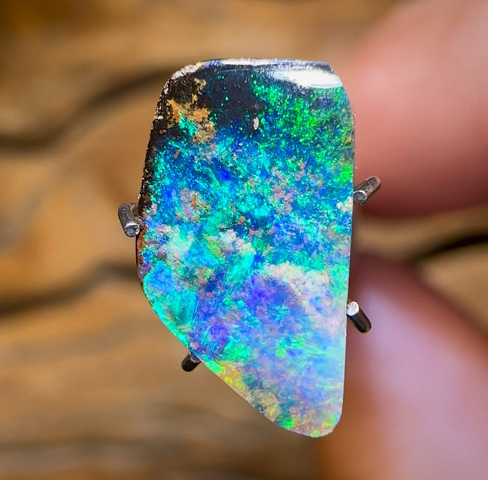 2.4cts - Winton Seam Opal. Australian Opal - Opal Whisperers