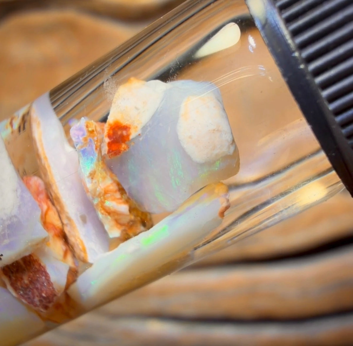 35,8 ct – Opalfläschchen aus Lightning Ridge