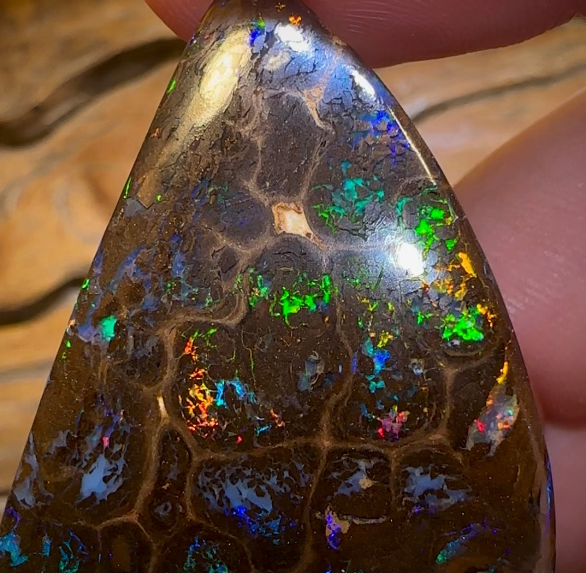 (Must price at $6k as was quoted to christiane) 119.9cts - TOP Reflective Bubble Band Opal from Winton - Opal Whisperers