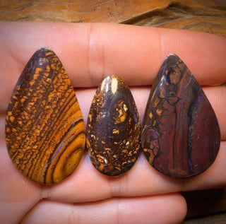 🔒 112,5 cts - 3 opales australiennes tribales de type boulder. Colis pour grossistes.